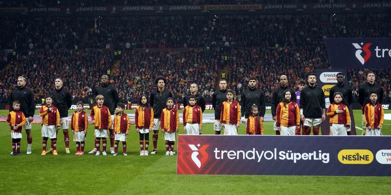 GALATASARAY, FENERBAHÇE İLE PUAN FARKINI KORUDU
