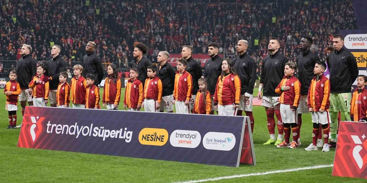 GALATASARAY BU SEZON LİGDEKİ DERBİLERDE İLK KEZ PUAN KAYBETTİ