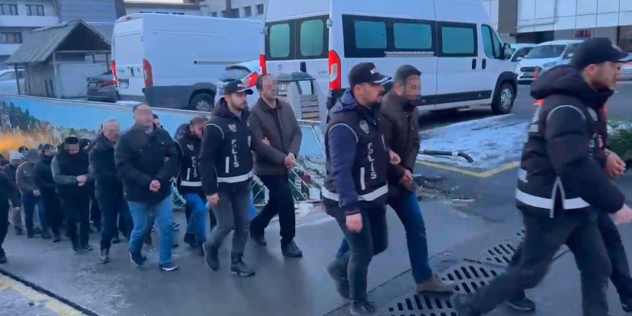 İSTANBUL’DA ‘KISKAÇ-40’ OPERASYONUNDA YAKALANAN 20 ŞÜPHELİ ADLİYEYE SEVK EDİLDİ