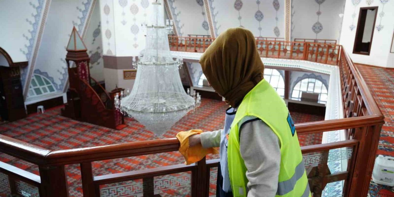 KADIKÖY’DEKİ İBADETHANELERDE RAMAZAN AYI TEMİZLİĞİ