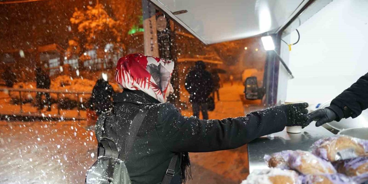 TUZLA BELEDİYESİ’NDEN SOĞUK KIŞ GÜNLERİNDE ÇORBA İKRAMI