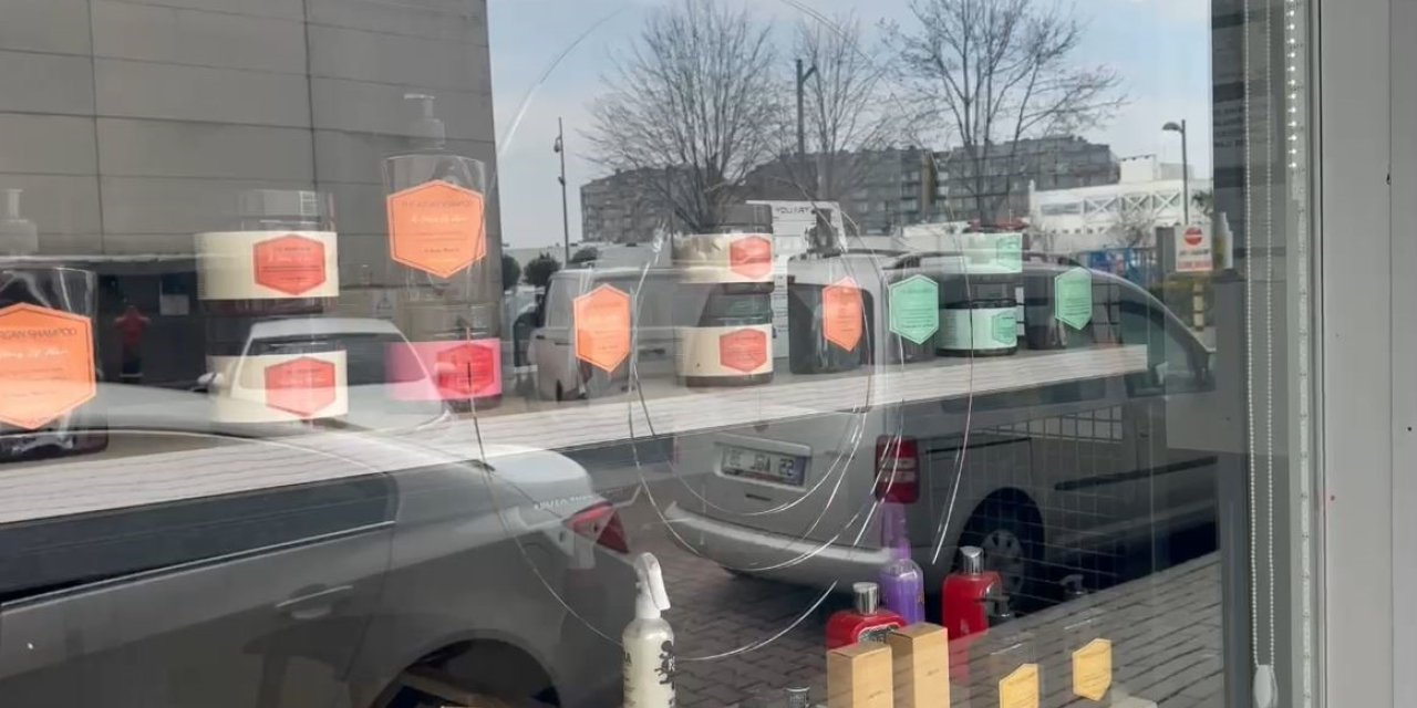 BAYAN KUAFÖRÜNÜ KURŞUNLAMAYA ÇALIŞAN KİŞİ SİLAH TUTUKLUK YAPINCA CAMI KIRMAYA ÇALIŞTI