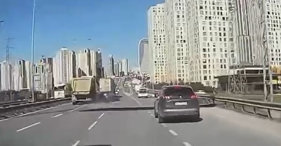 HATALI ŞERİT DEĞİŞTİRDİ, KAMYON ÇARPTI