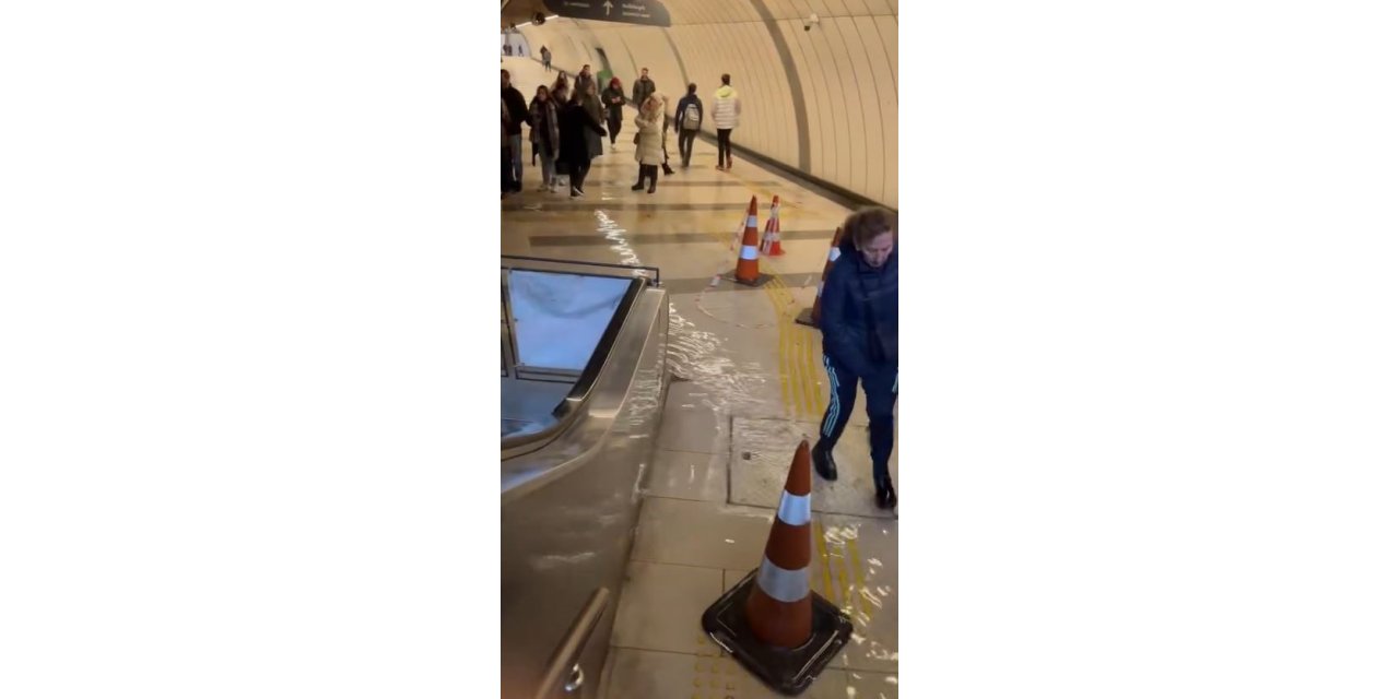 METROBÜS ALT GEÇİDİNİ SU BASTI VATANDAŞLAR MAHSUR KALDI