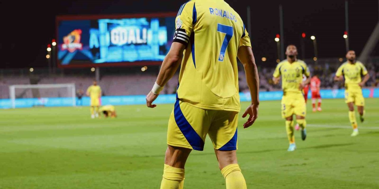 40 YAŞINDAKİ CRİSTİANO RONALDO, KARİYERİNİN 925. GOLÜNÜ ATTI