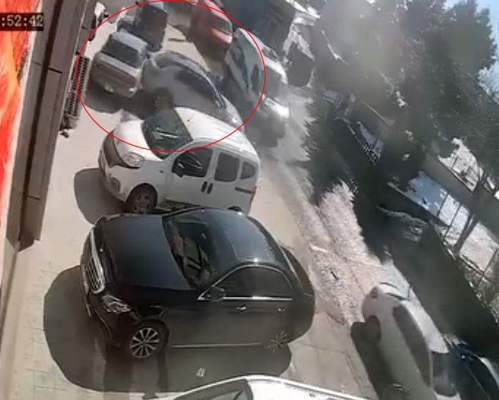 KAYAN ARAÇ PARK HALİNDEKİ OTOMOBİLLERE ÇARPTI: O ANLAR KAMERADA