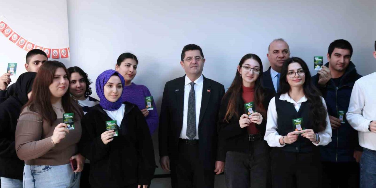 ÇEKMEKÖYLÜ ON BİN ÖĞRENCİYE ÜCRETSİZ DİJİTAL DERSHANE