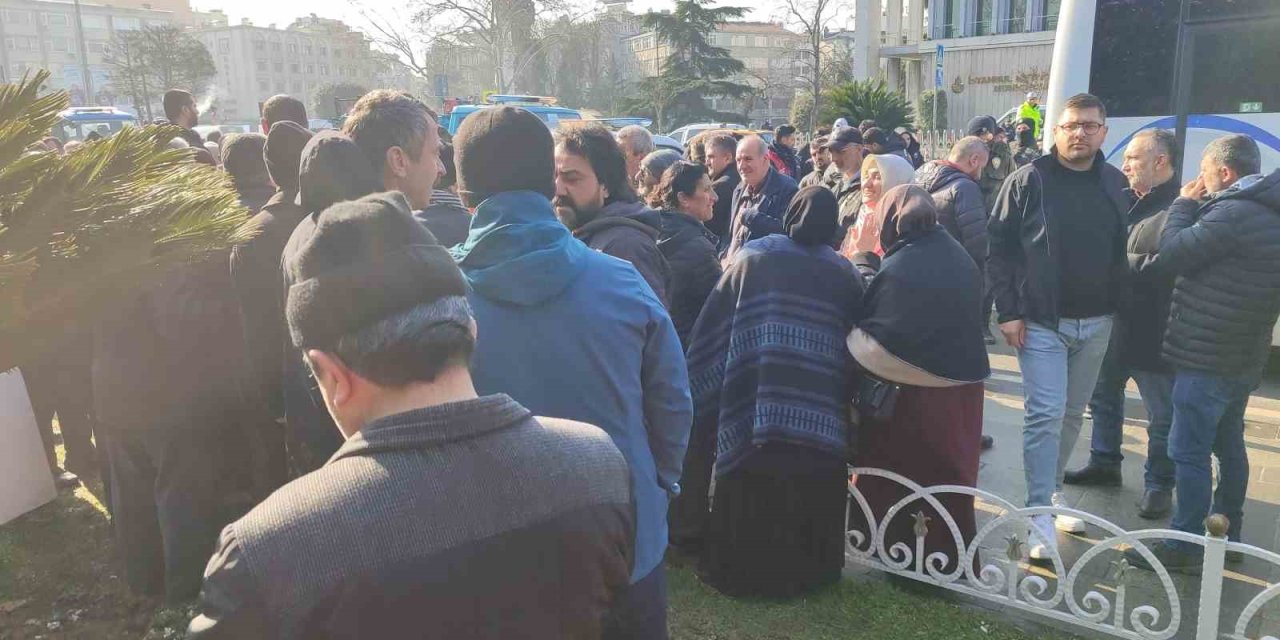 MİNİBÜSLERİ 8+1 TAKSİYE ÇEVRİLEN ESNAFTAN, İMAMOĞLU’NA TEPKİ