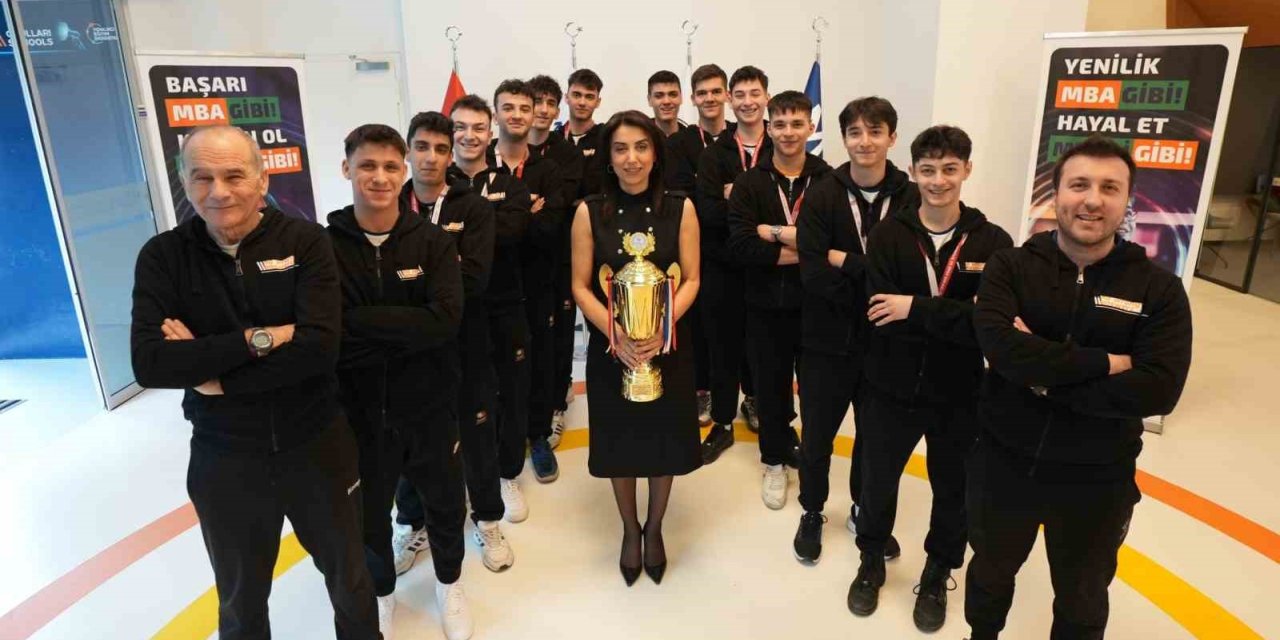 ŞAMPİYON OLAN MBA OKULLARI HENTBOL TAKIMI MERKEZDE AĞIRLANDI