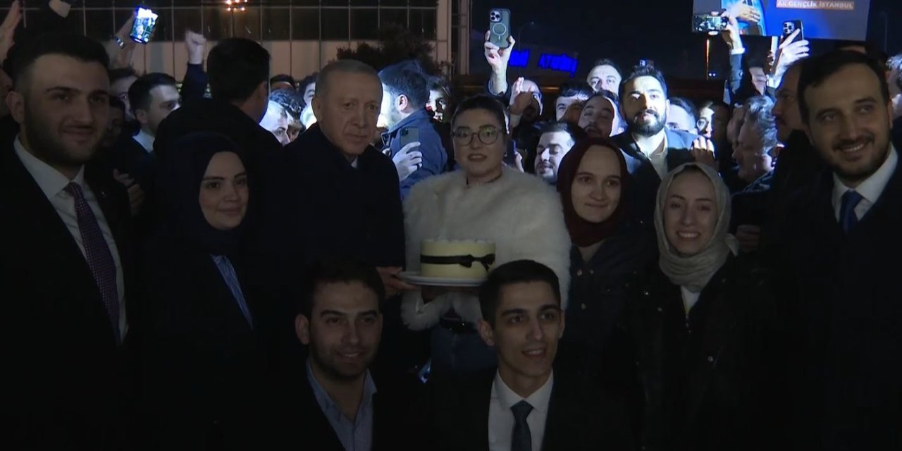 CUMHURBAŞKANI ERDOĞAN’A GENÇLERDEN DOĞUM GÜNÜ SÜRPRİZİ