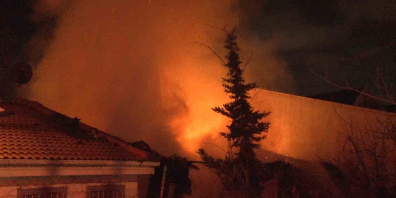 BEŞİKTAŞ’TA 3 KATLI 2 AHŞAP BİNA ALEV ALEV YANDI