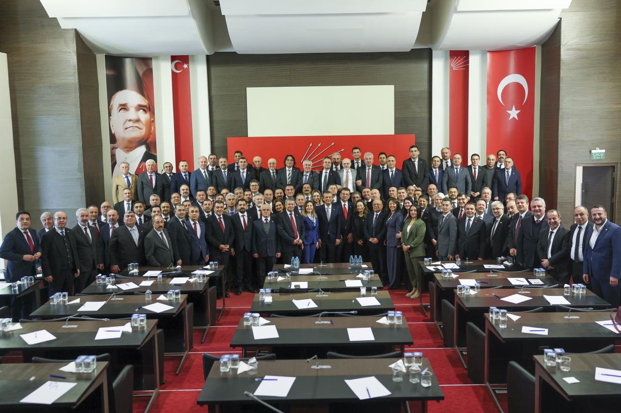 CHP Genel Başkanı Özgür Özel, Parti Örgütü ve Belediye Başkanları ile Bir Araya Geldi