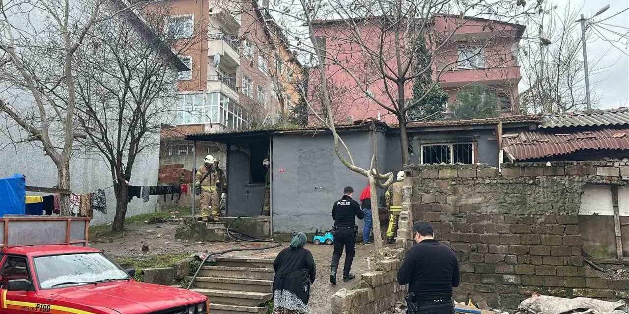 ÜSKÜDAR’DA GECEKONDU YANGINI: O ANLAR KAMERADA