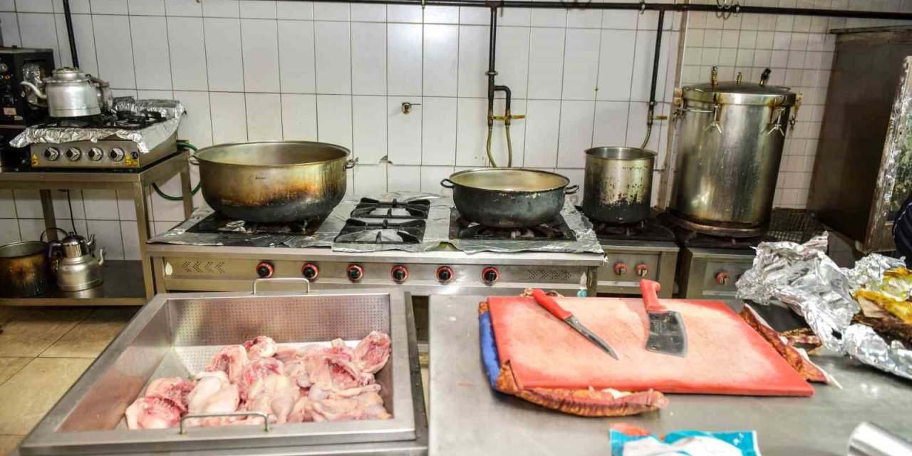 ESENYURT’TA HALK SAĞLIĞINI TEHDİT EDEN RESTORAN MÜHÜRLENDİ