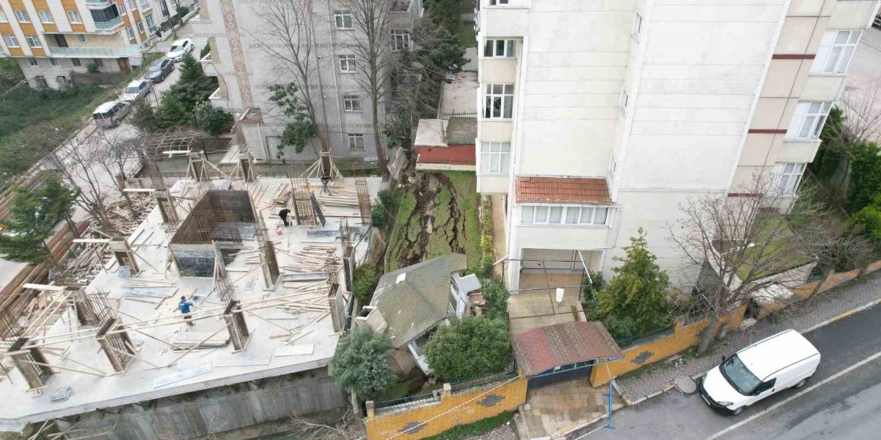 BEYLİKDÜZÜ’NDE İNŞAAT SIRASINDA BİNANIN İSTİNAT DUVARI ÇÖKTÜ