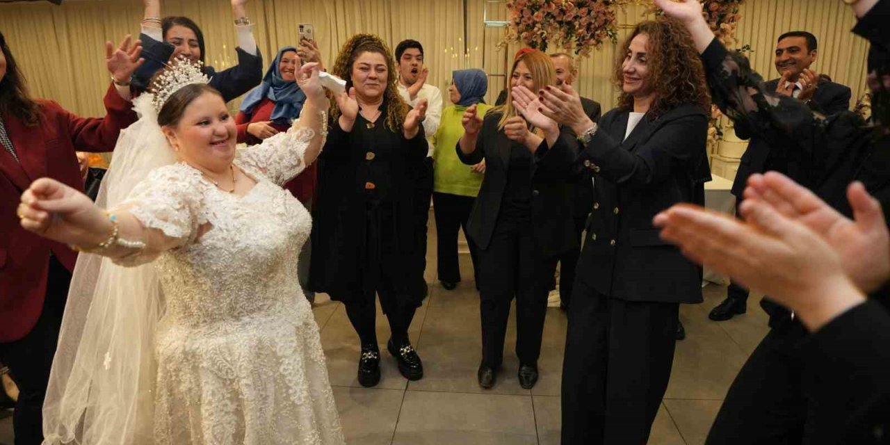 BEYOĞLU’NDA DOWN SENDROMLU YELİZ’İN DÜĞÜN HAYALİ GERÇEK OLDU