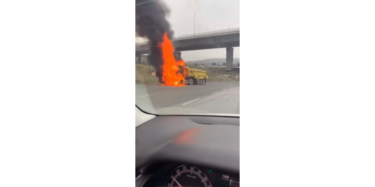 ARNAVUTKÖY’DE HAFRİYAT KAMYONU ALEV ALEV YANDI