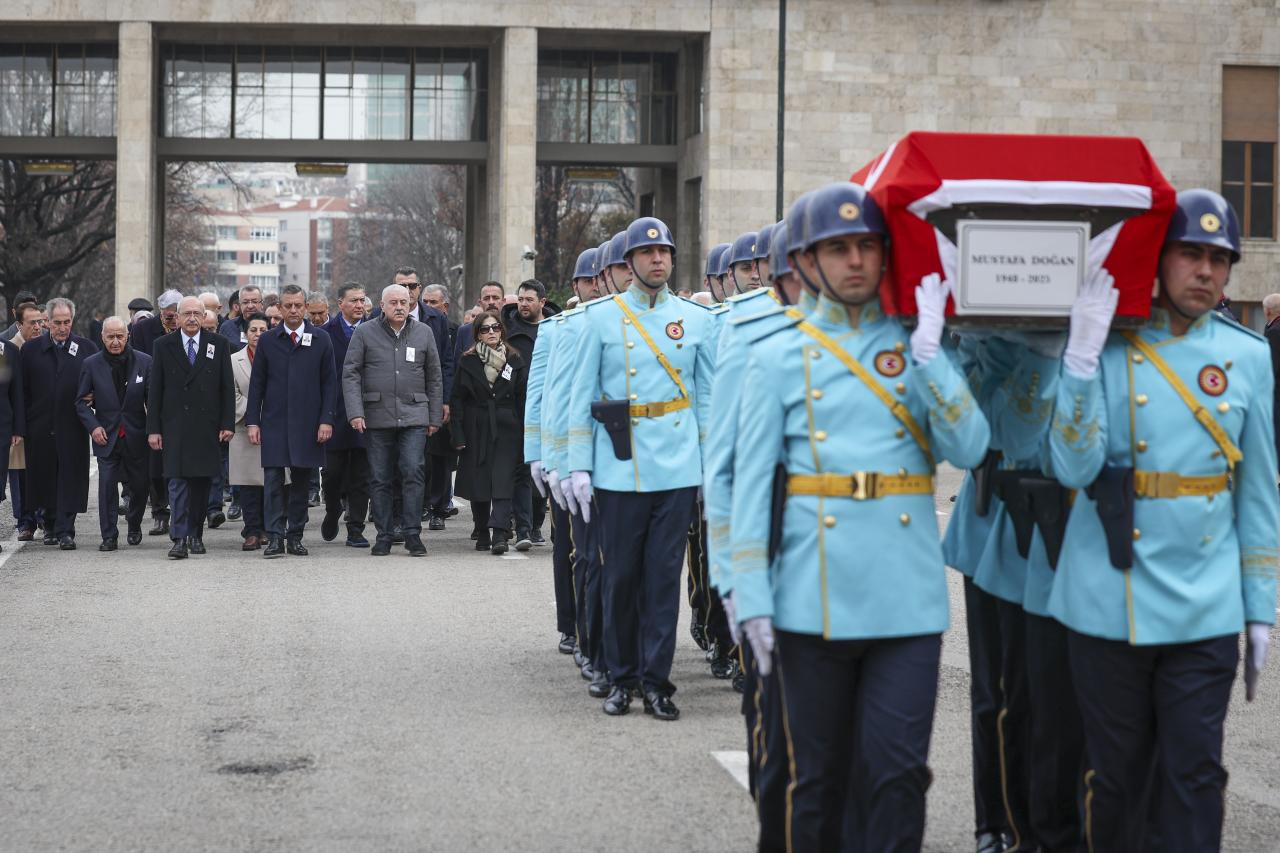 CHP Genel Başkanı Özgür Özel, Mustafa Doğan’ın Cenaze Törenine Katıldı