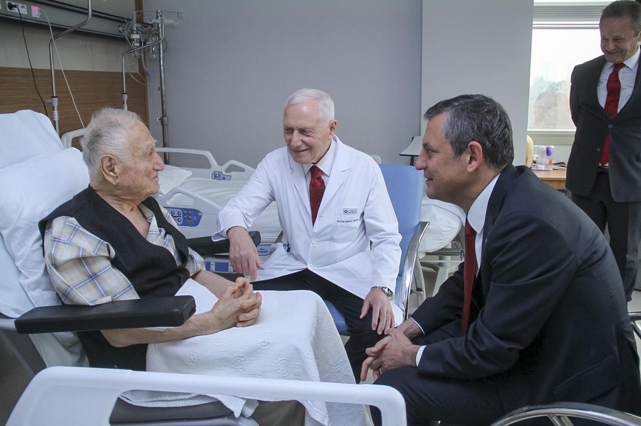 CHP Genel Başkanı Özgür Özel, Yekta Güngör Özden’i Ziyaret Etti