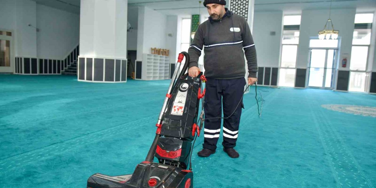 ESENYURT’TA CAMİLER İLK TERAVİH NAMAZINA HAZIRLANDI