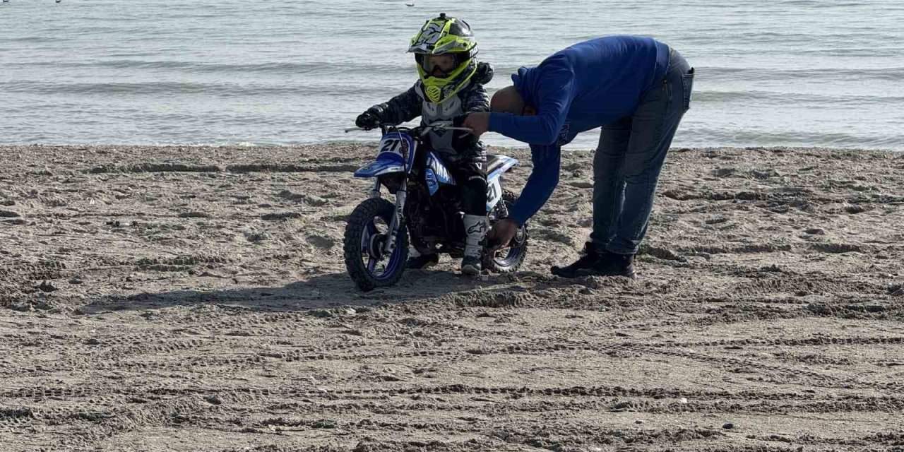 3 BUÇUK YAŞINDA MOTOCROSS TUTKUNU MİNİKTEN GÖZ DOLDURAN PERFORMANS