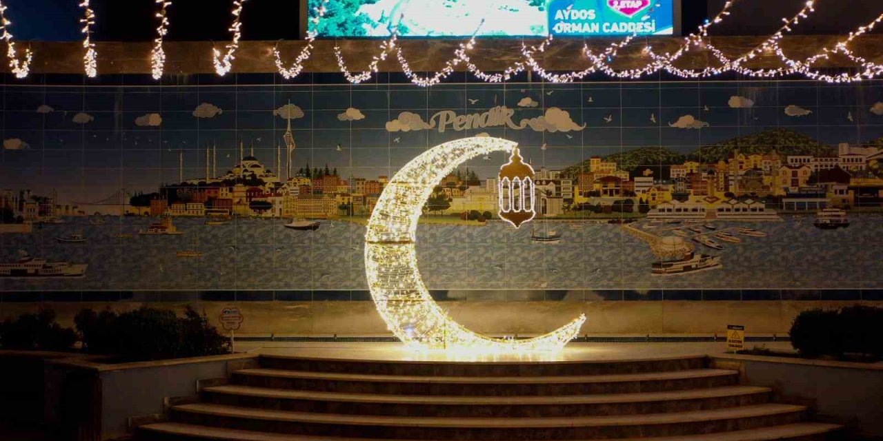 RAMAZAN AYI İÇİN PENDİK’TE IŞIKLANDIRILAN CADDELER DRON İLE GÖRÜNTÜLENDİ