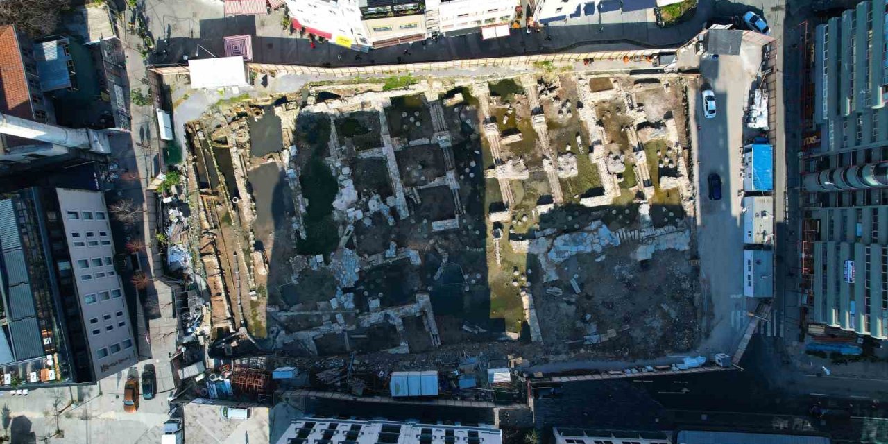 KARAKÖY’DE OTOPARK ÇALIŞMALARI SIRASINDA BULUNAN TARİHİ KALINTILAR GÜN YÜZÜNE ÇIKIYOR