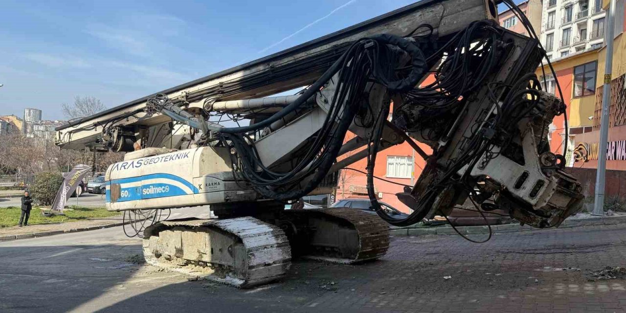 KAĞITHANE’DE İŞ MAKİNESİNİ ÇEKEN HALAT KOPTU, 2 KİŞİ YARALANDI