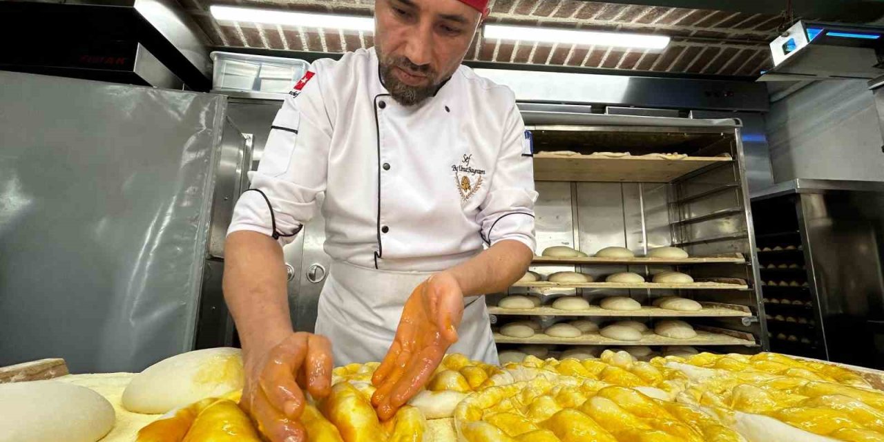 ZEYTİNBURNU’NDA 130 YILLIK MAYA İLE PİŞEN PİDELER SOFRALARI SÜSLÜYOR