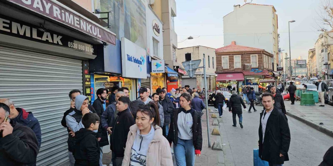 İSTANBUL’DA RAMAZAN’IN İLK GÜNÜNDE PİDE KUYRUĞU