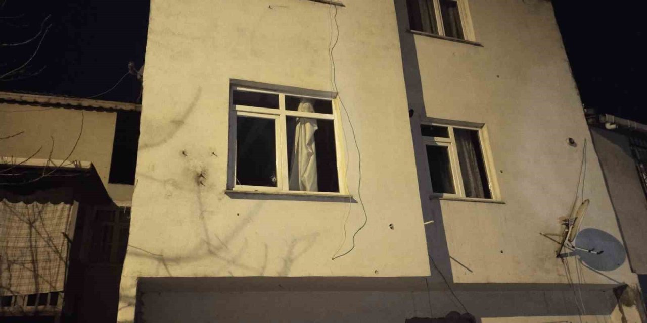 ATAŞEHİR’DE İKİ KATLI BİNA KURŞUNLANDI