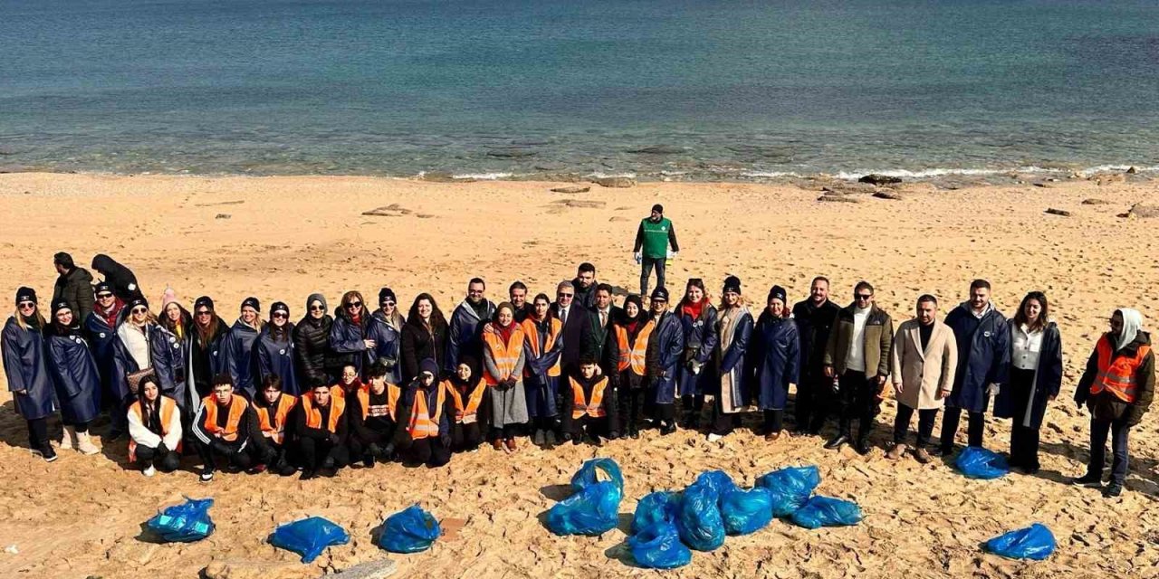KARABURUN SAHİLİNE ‘MAVİ GELECEK’ PROJESİ DOKUNDU, 107 KİLOGRAM ATIK TOPLANDI
