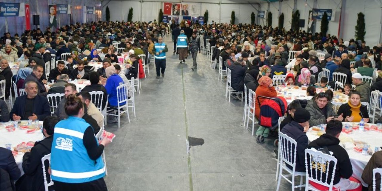 ESENYURT BELEDİYESİ, BİNLERCE VATANDAŞI İFTAR SOFRALARINDA BİR ARAYA GETİRDİ