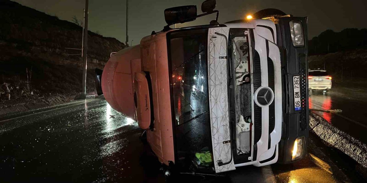 BAŞAKŞEHİR’DE YOLA DEVRİLEN BETON MİKSERİNE ARKADAN GELEN ARAÇ ÇARPTI: 1 YARALI