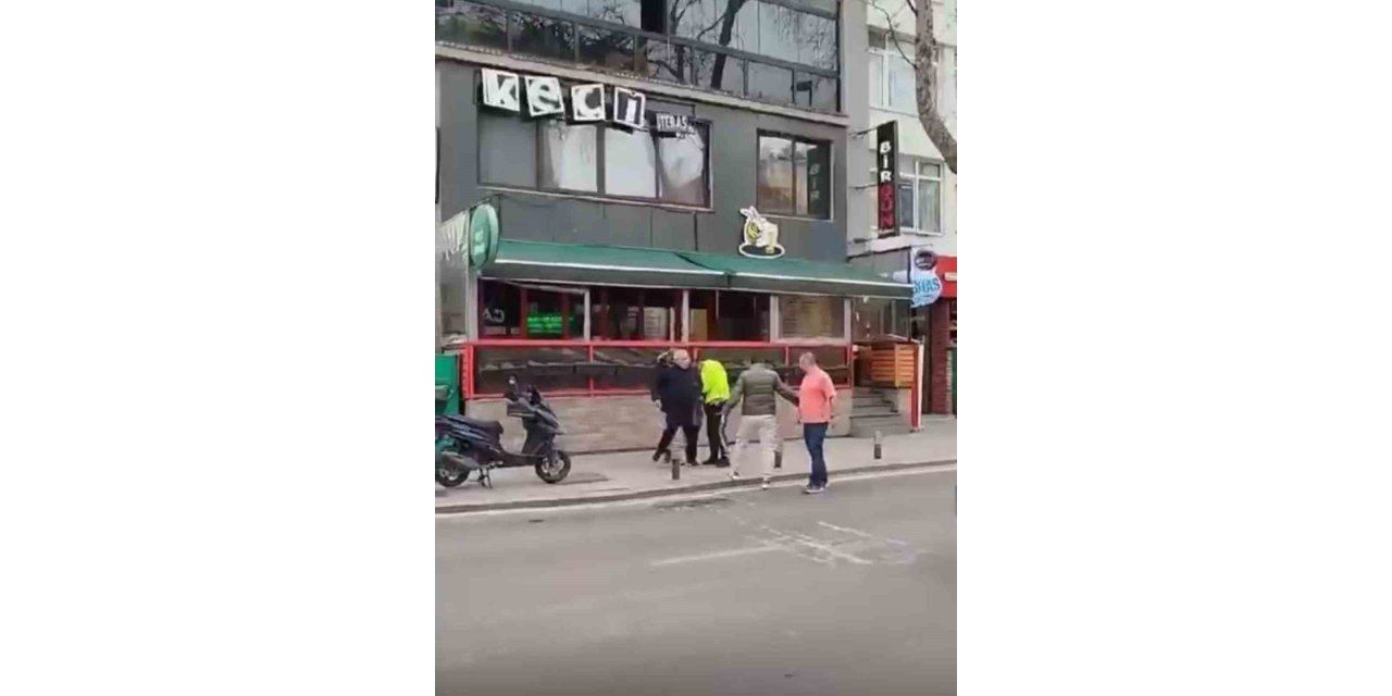 KADIKÖY’DE ELİNDE SİLAHLA BİR MEKANA GİREN ŞAHSA TRAFİK POLİSİ MÜDAHALE ETTİ