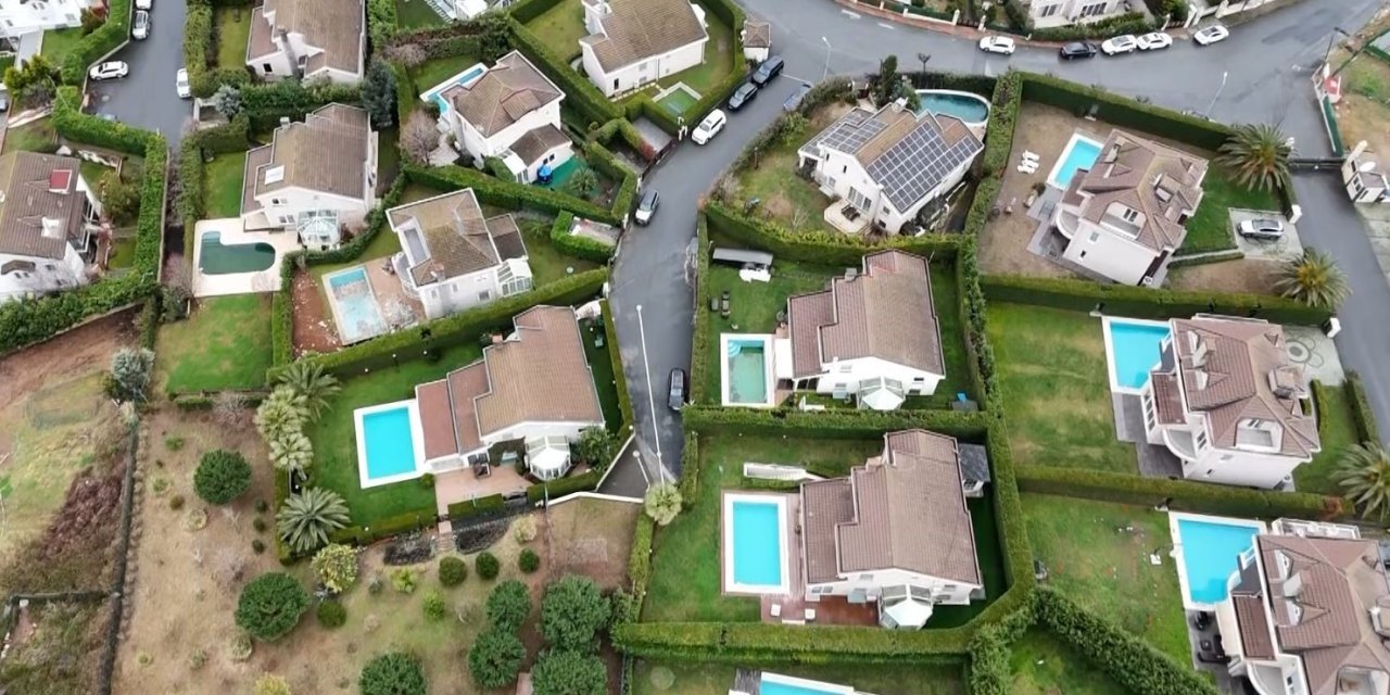 ÖZCAN DENİZ’İN LÜKS VİLLALARININ BULUNDUĞU SİTE HAVADAN GÖRÜNTÜLENDİ