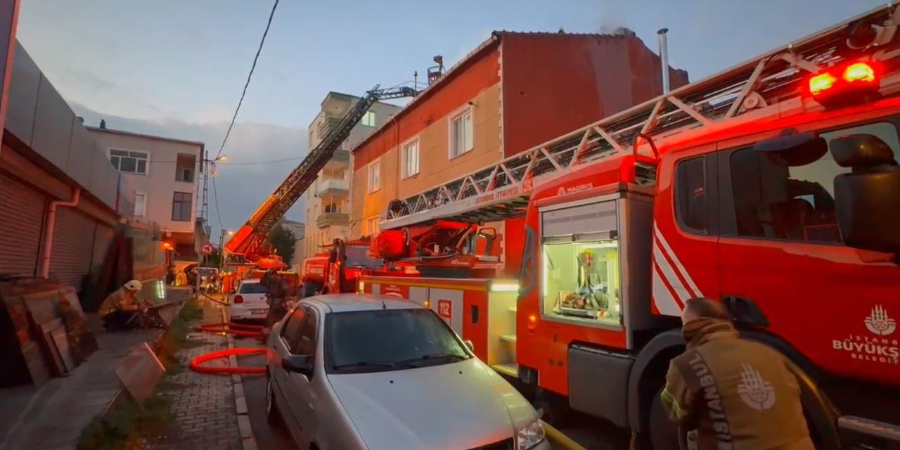 KÜÇÜKÇEKMECE’DE İFTAR VAKTİNDE KORKUTAN ÇATI YANGINI