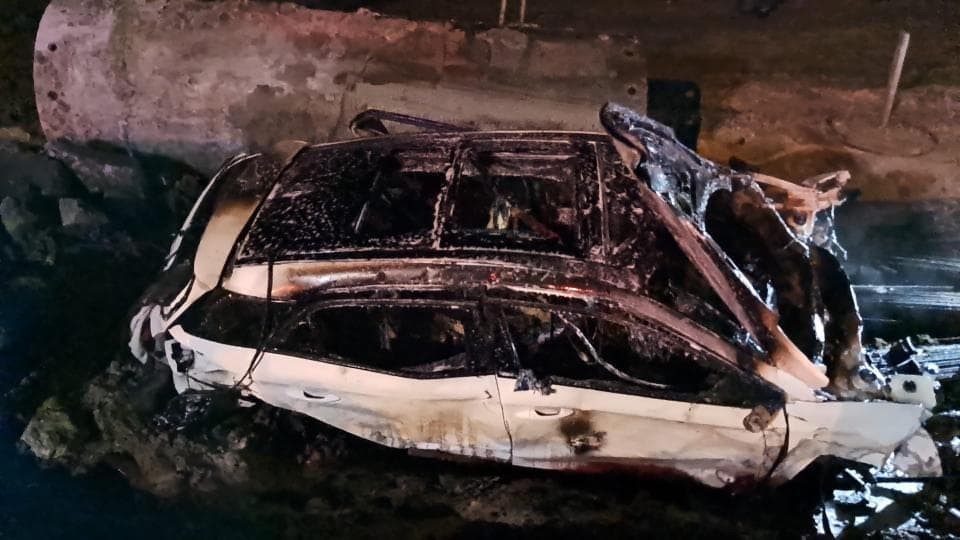 D-100 KARAYOLU’NDA BARİYERE GİREN ARAÇ ALEV ALDI: 1 AĞIR YARALI