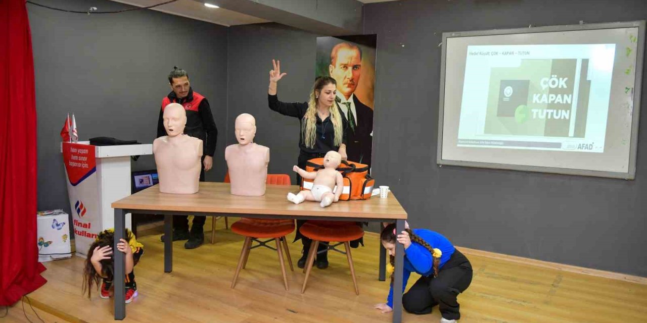 OKULLARDA DEPREM BİLİNCİ VE TEMEL İLK YARDIM EĞİTİMLERİ HIZ KESMEDEN DEVAM EDİYOR