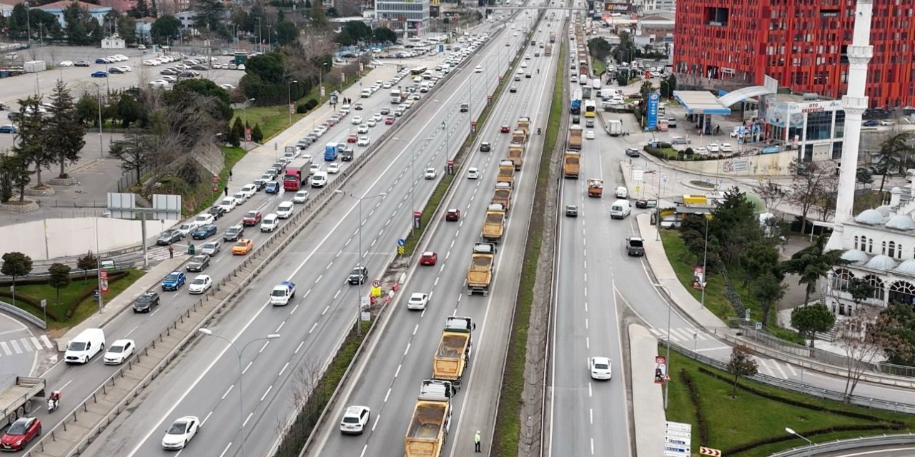 HAFRİYAT KAMYON SÜRÜCÜLERİ DÖKÜM SAHALARININ DEĞİŞTİRMESİNE TEPKİ GÖSTEREREK EYLEM YAPTI