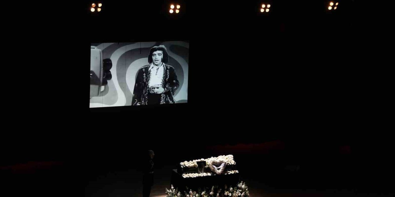 EDİP AKBAYRAM İÇİN CEMAL REŞİT REY KONSER SALONU’NDA TÖREN DÜZENLENDİ