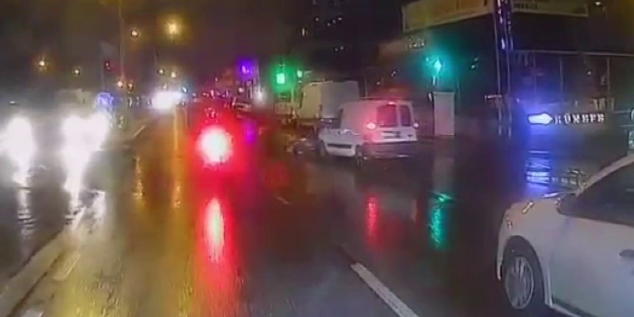 ATAŞEHİR’DE ARACIN 2 YAYAYA ÇARPTIĞI AN KAMERADA