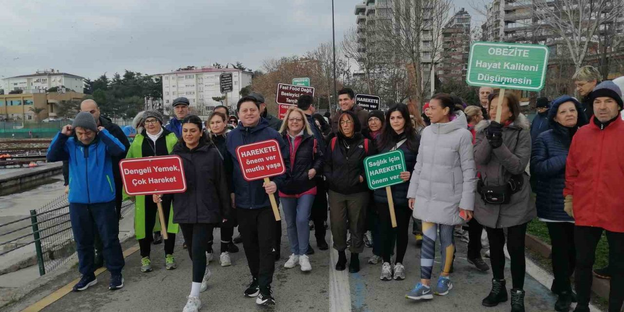 KADIKÖYLÜLER, DÜNYA OBEZİTE GÜNÜ’NDE FARKINDALIK OLUŞTURMAK İÇİN SAHİLDE YÜRÜDÜ