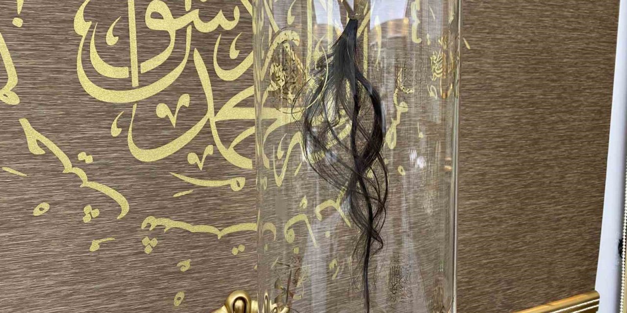 ÖZER CELEP ‘KUTSAL EMANETLERİN’ BAKIMINI YAPIYOR