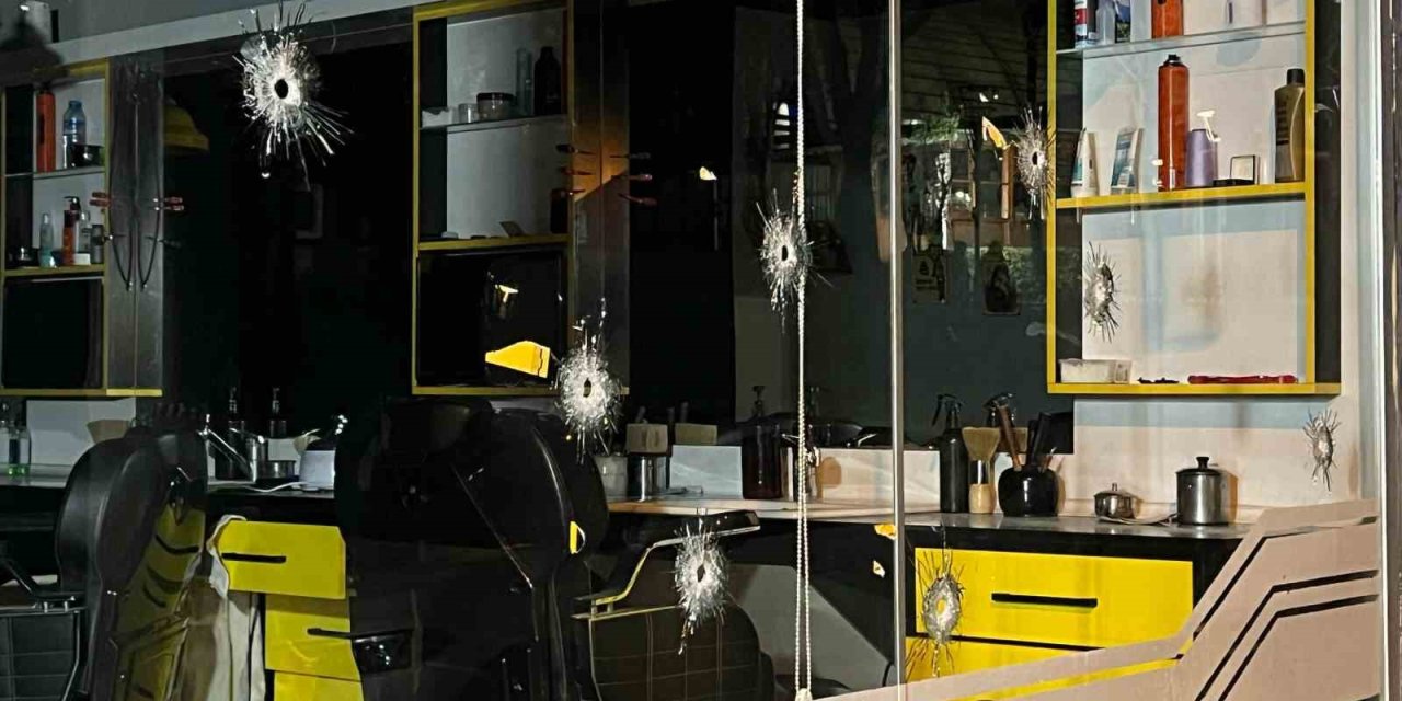 BAĞCILAR’DA BERBER DÜKKANI KURŞUNLANDI: 1 AĞIR YARALI