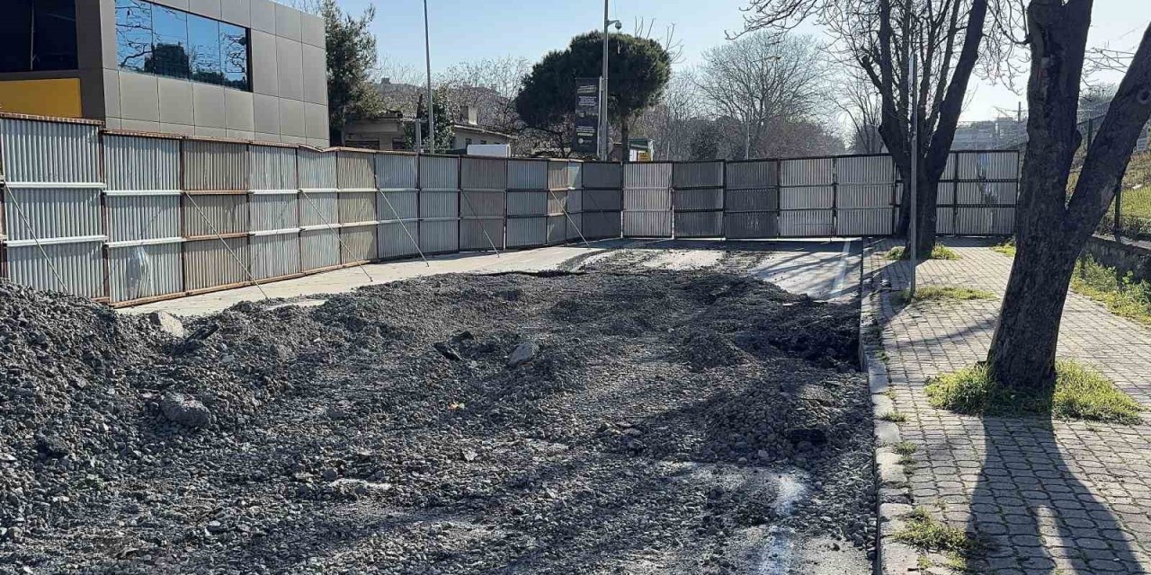 BAKIRKÖY’DE BİR HAFTA ÖNCE ÇÖKEN VE YAPILMAYAN YOL VATANDAŞI İSYAN ETTİRDİ