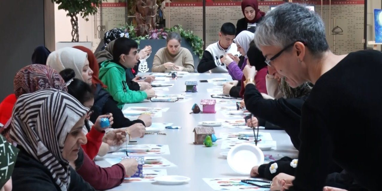 ENGELLİ ÖĞRENCİLER RAMAZAN’A ÖZEL YAPTIKLARI TESBİHLERİ VATANDAŞLARA HEDİYE ETTİ