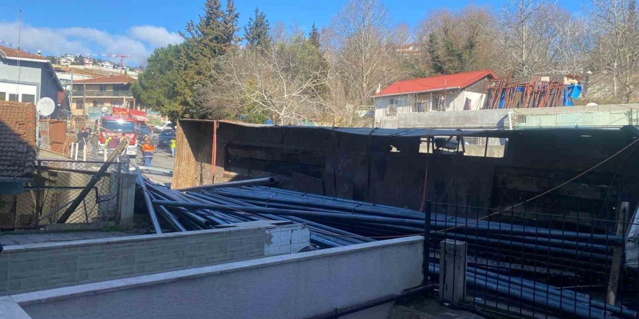 SARIYER’DE FRENİ PATLAYAN DEMİR YÜKLÜ TIR DEVRİLDİ: 1 YARALI