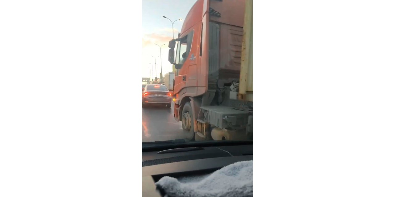 TIR ŞOFÖRÜ TARTIŞTIĞI ADAMIN ÜZERİNE SÜRDÜ, EL HAREKETİ ÇEKTİ: O ANLAR KAMERADA