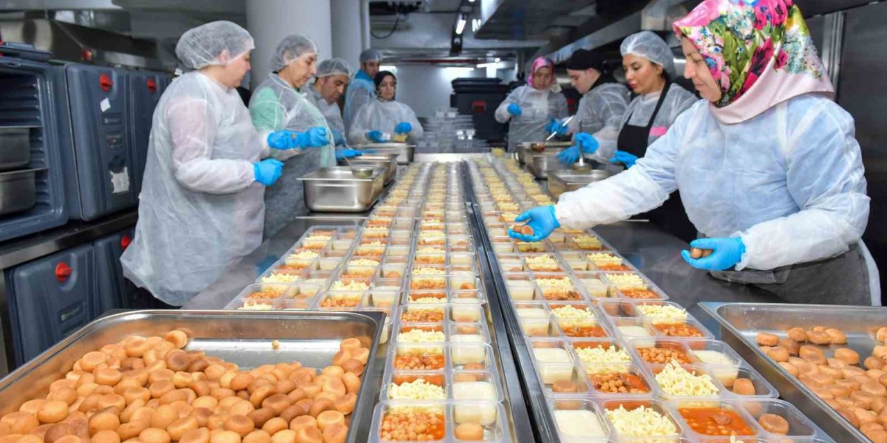 ESENYURT’TA AŞEVİNDE HAZIRLANAN İFTAR YEMEKLERİ BİNLERCE SOFRAYA ULAŞIYOR